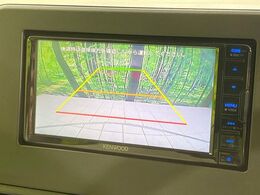 【バックカメラ】駐車時に後方がリアルタイム映像で確認できます。大型商業施設や立体駐車場での駐車時や、夜間のバック時に大活躍！運転スキルに関わらず、今や必須となった装備のひとつです！