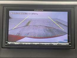 【バックモニター】後ろのカメラの映像をモニターに映し出すことができます！後方の見えない死角や、障害物との距離感をしっかり確認することができます！駐車が苦手な方におすすめです。