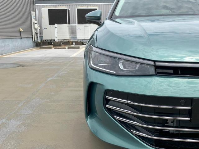 先進のIQ.LIGHT搭載　22個のLEDライトが前方の道路状況を検知し照射エリアを最大限に確保