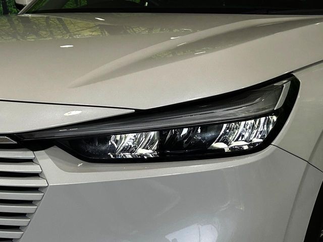 【LEDヘッドライト】悪天候や夜間走行時も良好な視界を確保し安心して運転できる高輝度LEDヘッドライトを装備！点灯速度が早く、消費電力も抑えられています。