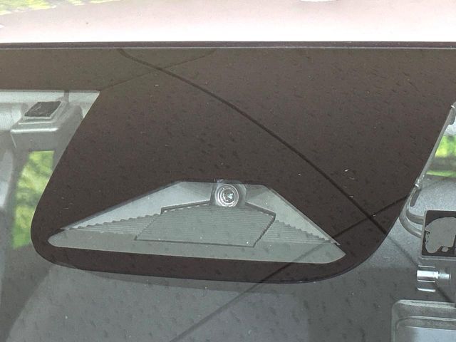 【ホンダセンシング】走行中に前方の車両等を認識し、衝突しそうな時は警報とブレーキで衝突回避と被害軽減をアシスト。より安全にドライブをお楽しみいただけます。