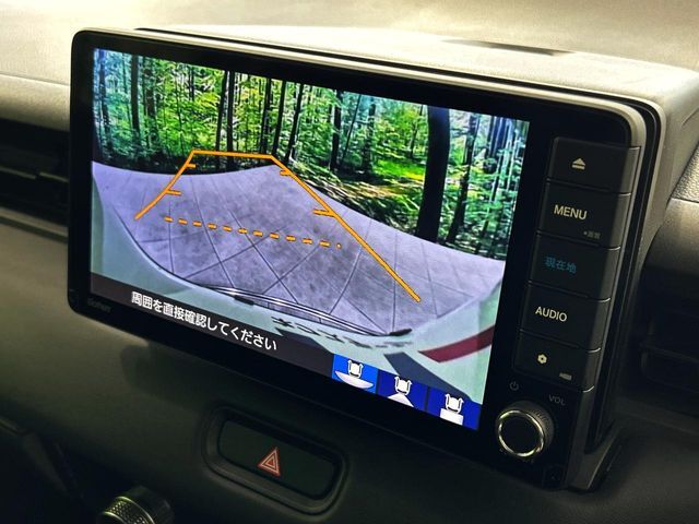 【バックカメラ】駐車時に後方がリアルタイム映像で確認できます。大型商業施設や立体駐車場での駐車時や、夜間のバック時に大活躍！運転スキルに関わらず、今や必須となった装備のひとつです！