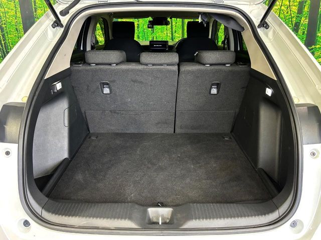 普段のお買い物や通勤、送迎等に十分な荷室スペースを確保しております。セカンドシートを倒すと、大きな荷物の積載も可能です♪