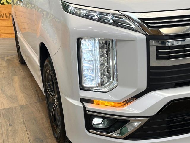 【LEDヘッドライト】悪天候や夜間走行時も良好な視界を確保し安心して運転できる高輝度LEDヘッドライトを装備！点灯速度が早く、消費電力も抑えられています。