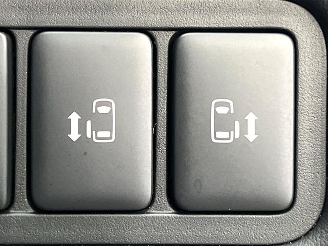 【両側パワースライドドア】スマートキーや運転席のスイッチで後席両側スライドドアの開閉が可能♪電動だから力を入れてドアを開ける必要が無く、小さなお子様でも簡単に開け閉めでき快適です♪