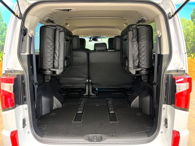 普段のお買い物や通勤、送迎等に十分な荷室スペースを確保しております。セカンドシートを倒すと、大きな荷物の積載も可能です♪