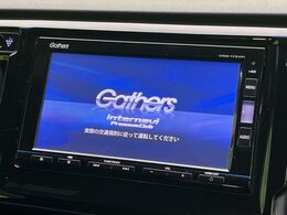 【純正ナビ】人気の純正ナビを装備しております。ナビの使いやすさはもちろん、オーディオ機能も充実！キャンプや旅行はもちろん、通勤や買い物など普段のドライブも楽しくなるはず♪