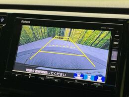 【バックカメラ】駐車時に後方がリアルタイム映像で確認できます。大型商業施設や立体駐車場での駐車時や、夜間のバック時に大活躍！運転スキルに関わらず、今や必須となった装備のひとつです！