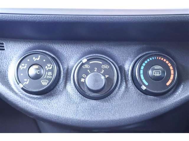 シンプルで使いやすい位置にスイッチがあるマニュアルエアコン搭載車です