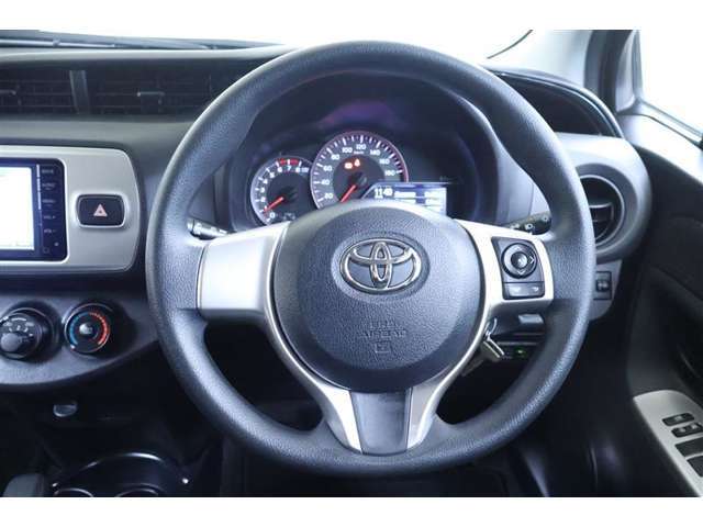 ハンドルは軽やかに回り、気持ちよく運転ができます