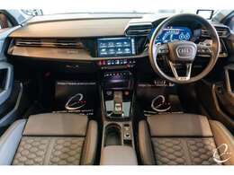 インテリアはオプションのファインナッパレザー ハニカムステッチングが装着されております。