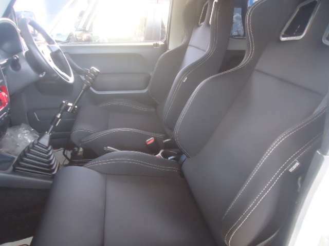 運転席　助手席はスパルコセミバケットシートを装備しています