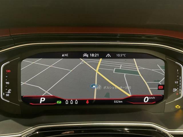 【Digital Cockpit Pro】高解像度ディスプレイによるフルデジタルメータークラスター。基本の速度計とタコメーターの表示に加え中央により大きくワイドに映し出すこともでき、少ない視線移動でナ
