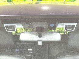 【アイサイトVer2】前方の車両等を検知し、衝突しそうな時は警報で注意を促し、ブレーキを踏む力をサポート。ブレーキを踏めなかった場合は衝突被害軽減ブレーキが作動、衝突回避をサポートします。