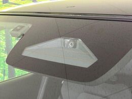 【スズキ　セーフティサポート】走行中に前方の車両等を認識し、衝突しそうな時は警報とブレーキで衝突回避と被害軽減をアシスト。より安全にドライブをお楽しみいただけます。