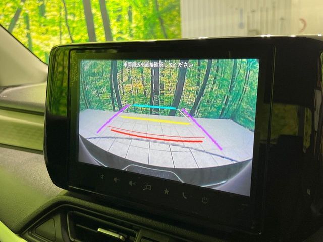 【バックカメラ】駐車時に後方がリアルタイム映像で確認できます。大型商業施設や立体駐車場での駐車時や、夜間のバック時に大活躍！運転スキルに関わらず、今や必須となった装備のひとつです！