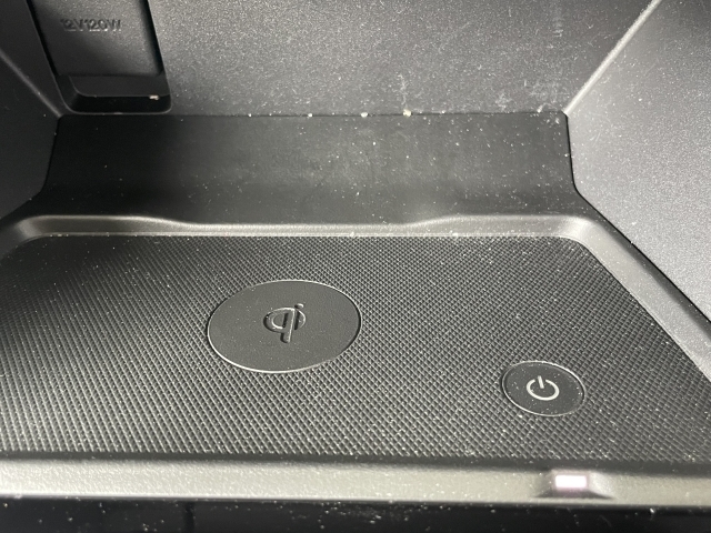 エンジン稼働中にQi規格に対応したスマートフォンなどを置くだけで、充電ができるワイヤレスチャージャーを搭載しています。