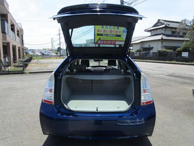 内装もすべてクリーニングいたします。できる限りきれいな状態で気持ち良く乗っていただけるよう、努力しております。