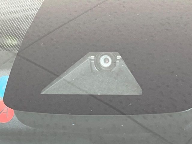 【トヨタセーフティセンス】走行中に前方の車両等を認識し、衝突しそうな時は警報とブレーキで衝突回避と被害軽減をアシスト。より安全にドライブをお楽しみいただけます。