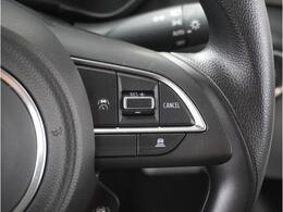 【アダプティブクルーズコントロール】ステアリングのスイッチを操作するとミリ波レーダーで先行車との距離を測定。設定を適切に保ちながら加速・減速、さらに停止まで自動に追従します。