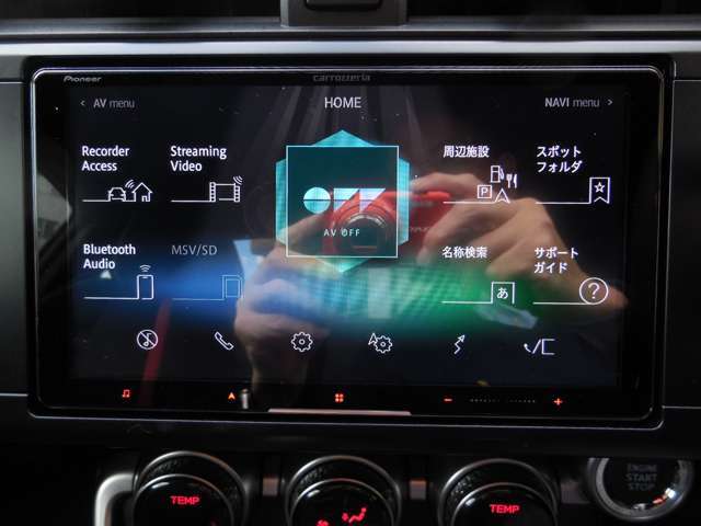 車の中でBluetooth(ブルートゥース)を使うと、スマホの音楽が車のスピーカーから聴けたりします。