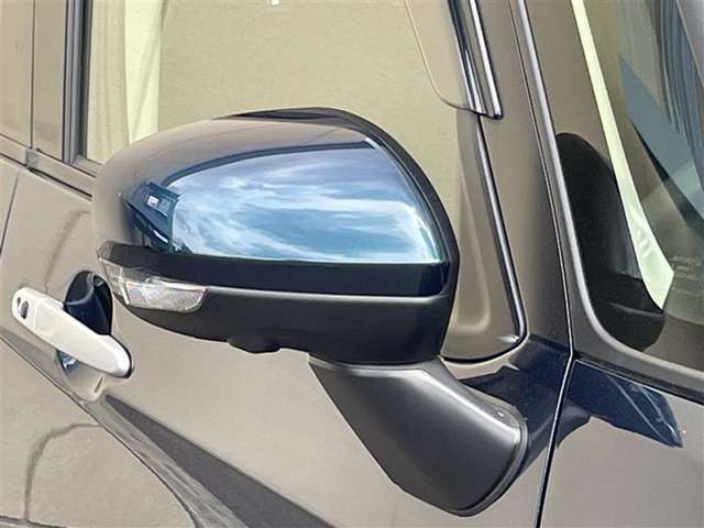 対向車や歩行者が認識しやすいサイドターンランプ付カラードドアミラー