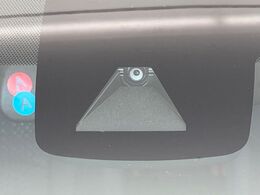 【トヨタセーフティセンス】走行中に前方の車両等を認識し、衝突しそうな時は警報とブレーキで衝突回避と被害軽減をアシスト。より安全にドライブをお楽しみいただけます。