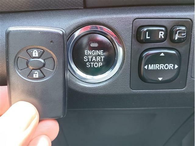 プッシュスタート★エンジンスタートは、ブレーキを踏んでボタンを押すだけ！車内へ乗り込む時からエンジンスタートまで鞄から鍵を取り出す必要がありません。スマートにこなせますね！