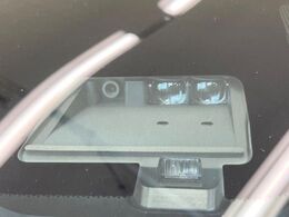 【三菱e-Assist】走行中に前方の車両等を認識し、衝突しそうな時は警報とブレーキで衝突回避と被害軽減をアシスト。より安全にドライブをお楽しみいただけます。