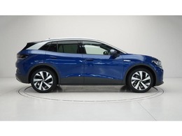 EVの新時代を拓くスタイル。長く伸びやかなボディラインは高効率、航続距離、さらに室内の静かさを追求したものです。