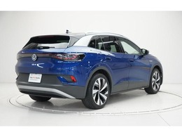 後輪駆動となります。リヤモーターリヤ駆動で力強いトルクを余すことなく地面に伝えます、優れたコーナリング性能や走行安定性を実現します。