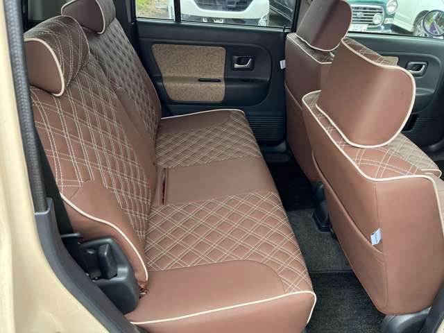 リヤシートも綺麗にしています。広々とした後部座席ゆったり乗車できます。チャイルドシート等装着してもゆったりです。