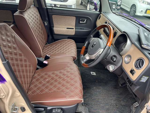 綺麗で清潔感のある室内です。シートやぶれ、穴あき、臭い等ありません。社外シートカバー付き