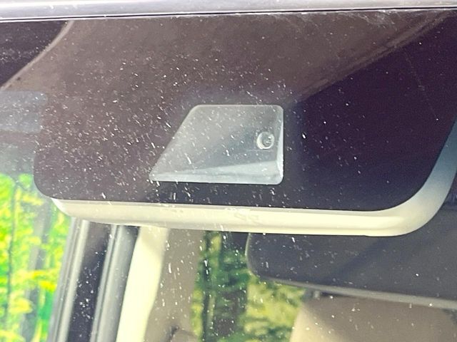 【ホンダセンシング】走行中に前方の車両等を認識し、衝突しそうな時は警報とブレーキで衝突回避と被害軽減をアシスト。より安全にドライブをお楽しみいただけます。