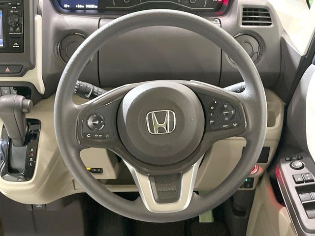 インテリアに合わせたデザインのステアリングは、運転される方のことも考え、運転しやすい形状、大きさです。是非一度、実際に触ってお確かめください。