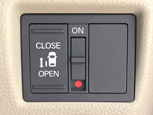 【パワースライドドア】スマートキーや運転席のスイッチでスライドドアの開閉が可能♪電動だから力を入れてドアを開ける必要が無く、小さいお子様でも、重い荷物を持っている時もラクに開け閉めできます♪