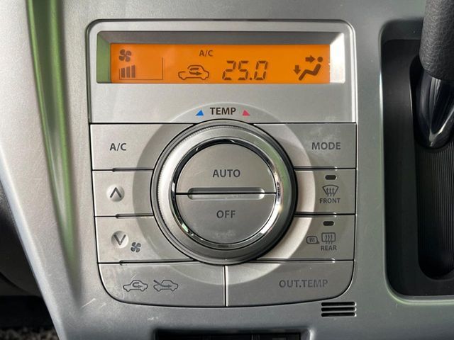 【オートエアコン】一度お好みの温度に設定すれば、車内の温度を検知し風量や温度を自動で調整。暑い…寒い…と何度もスイッチ操作をする必要はありません。快適な車内空間には必須の機能ですね♪