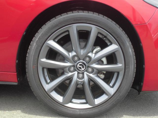 18インチ純正アルミホイールを装備。タイヤサイズは215/45R18となります。