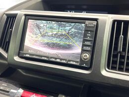 【バックカメラ】駐車時に後方がリアルタイム映像で確認できます。大型商業施設や立体駐車場での駐車時や、夜間のバック時に大活躍！運転スキルに関わらず、今や必須となった装備のひとつです！