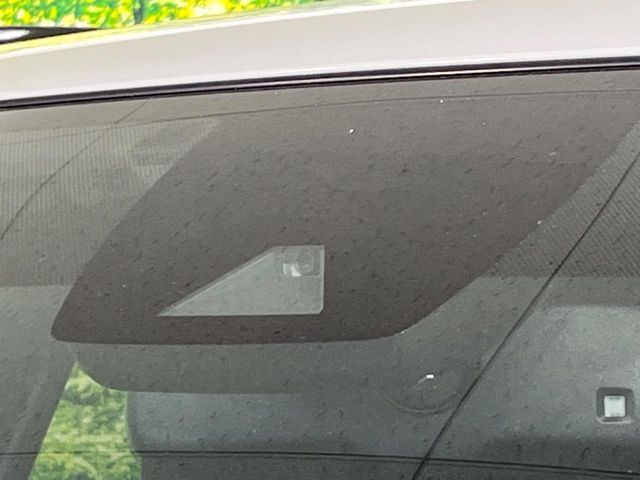 【トヨタセーフティセンス】走行中に前方の車両等を認識し、衝突しそうな時は警報とブレーキで衝突回避と被害軽減をアシスト。より安全にドライブをお楽しみいただけます。