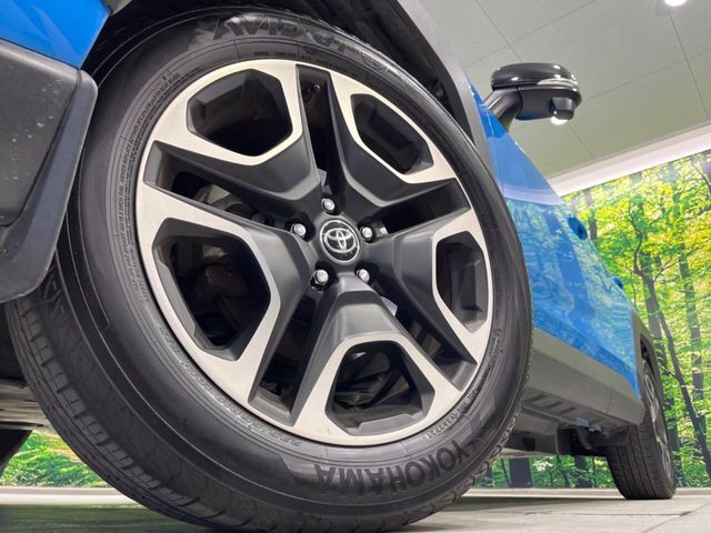 【純正19インチアルミホイール】外観にマッチした純正アルミホイールを装着しております。各種社外アルミホイールや、スタッドレスタイヤも取扱いしております。是非ご相談ください♪