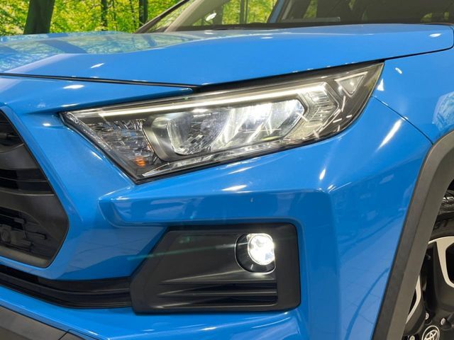 【LEDヘッドライト】悪天候や夜間走行時も良好な視界を確保し安心して運転できる高輝度LEDヘッドライトを装備！点灯速度が早く、消費電力も抑えられています。