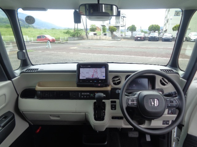 大きなフロントガラスで広々とした視界の運転席まわりです。