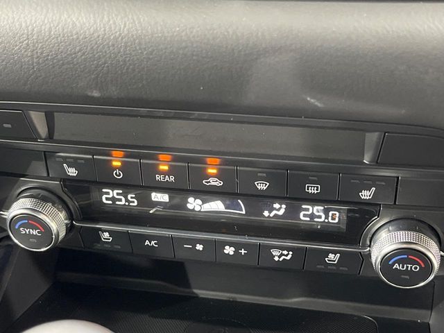 【オートエアコン】一度お好みの温度に設定すれば、車内の温度を検知し風量や温度を自動で調整。暑い…寒い…と何度もスイッチ操作をする必要はありません。快適な車内空間には必須の機能ですね♪