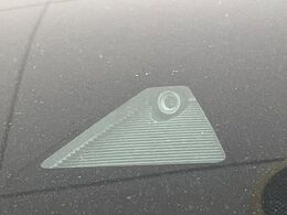 【スマートシティブレーキサポート】低速走行中に前方の車両等を認識し、衝突しそうな時は警報とブレーキで衝突回避と被害軽減をアシスト。より安全にドライブをお楽しみいただけます。