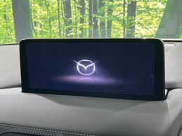 【8.8インチマツダコネクト】車内の雰囲気にマッチした大型のディスプレイ。スマホ接続でのナビ使用やBluetooth再生等、様々な機能が楽しめます。直感的なダイヤル操作が可能で、使い勝手も良好です。