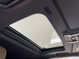 【ムーンルーフ】開放感たっぷりの希少装備、サンルーフが装着されています！車内に明かりを取り入れたり景色を楽しむ以外にも、車内の空気も簡単に換気できて快適です！