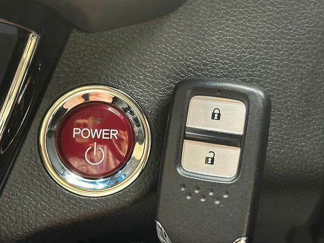 【プッシュスタート】 プッシュスタートがついているのでドアの開閉やエンジンの始動をボタン一つでできますね。