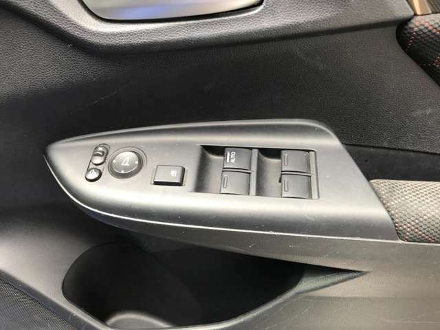 運転席ドアのスイッチもへたりは無く良好です！