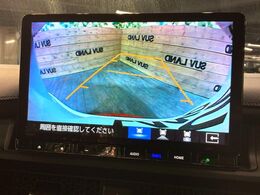 【バックカメラ】駐車時に後方がリアルタイム映像で確認できます。大型商業施設や立体駐車場での駐車時や、夜間のバック時に大活躍！運転スキルに関わらず、今や必須となった装備のひとつです！